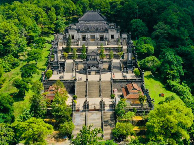 の画像 ダナン発世界遺産フエへ!一日:古都フエ観光(カイディン帝廟・世界遺産王宮・ティエンムー寺・ドラゴンボート乗船)昼食付 #4