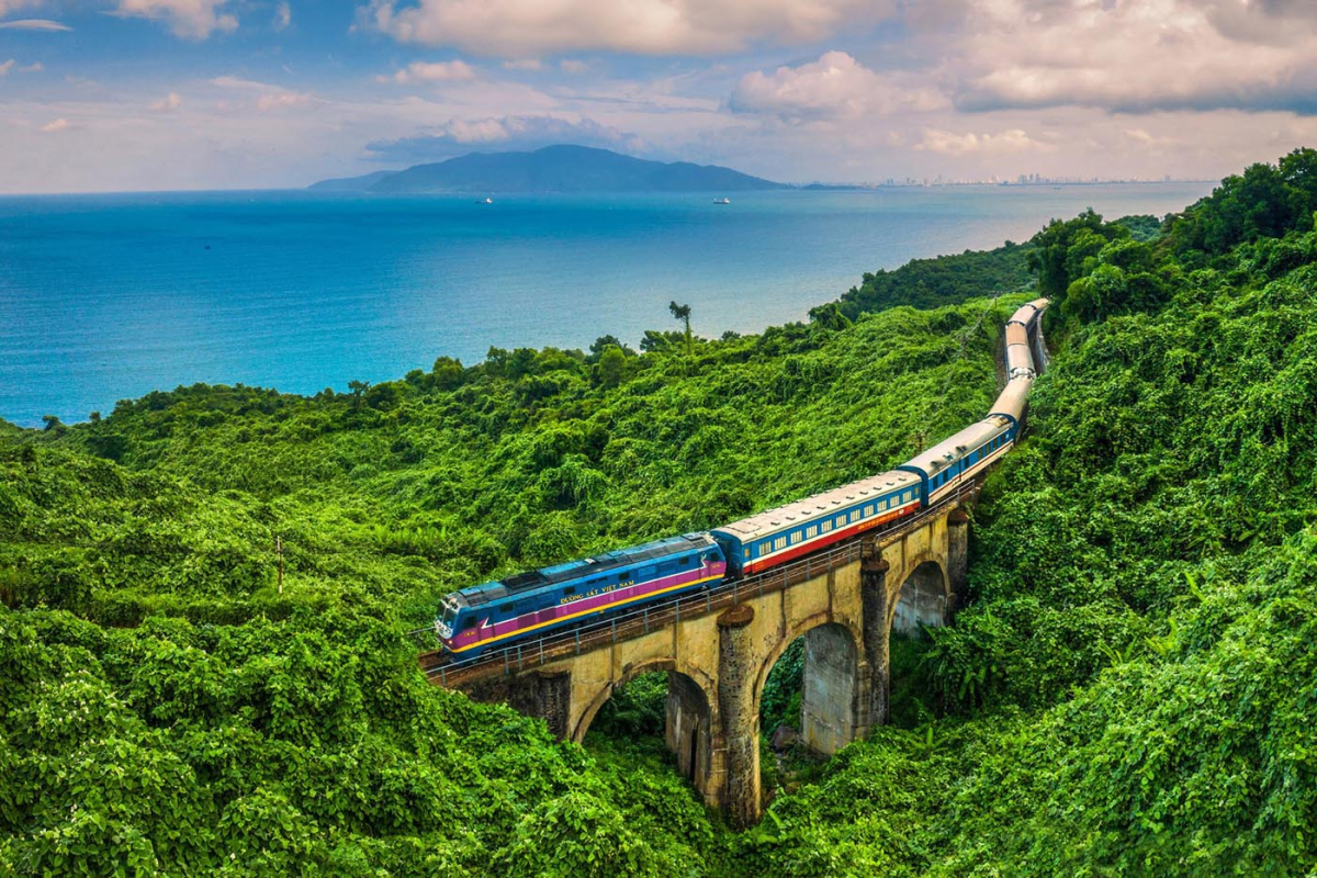 鉄道で行く！世界遺産古都フエ観光1泊2日＜ダナン－フエ往復列車/フエ宿泊/日本語ガイド/フエ料理・宮廷料理・名物ソルトコーヒー＞