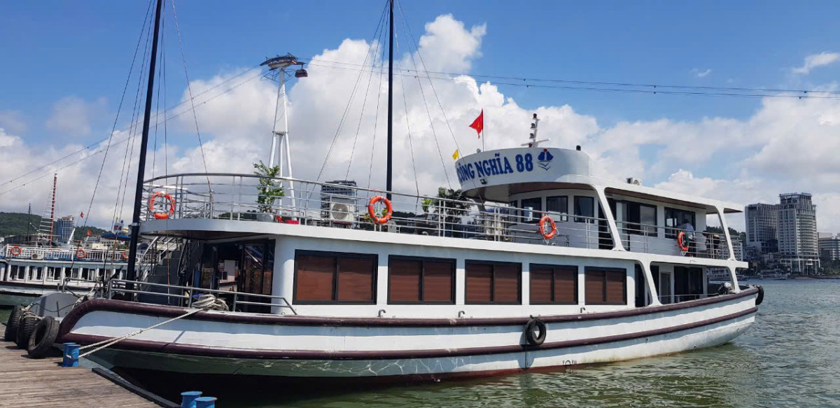 参加者数No.1の人気ツアー！世界遺産ハロン湾日帰りクルーズ　日本人のみの専用船利用！鍾乳洞ライトアップ見学あり　＜日本語ガイド／昼食／夕食／トレインストリートお送り可＞ #5 