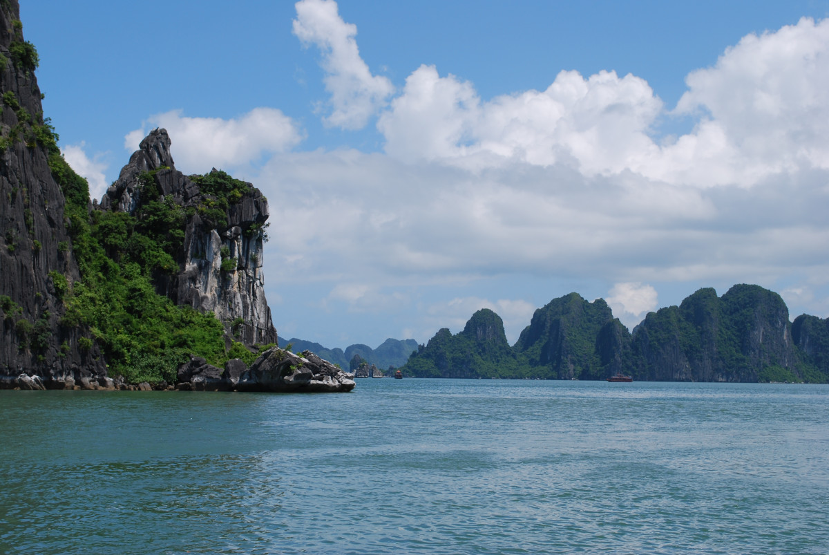 参加者数No.1の人気ツアー！世界遺産ハロン湾日帰りクルーズ　日本人のみの専用船利用！鍾乳洞ライトアップ見学あり　＜日本語ガイド／昼食／夕食／トレインストリートお送り可＞ #1 