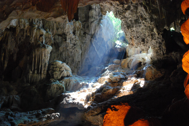 の画像 参加者数No.1の人気ツアー！世界遺産ハロン湾日帰りクルーズ　日本人のみの専用船利用！鍾乳洞ライトアップ見学あり　＜日本語ガイド／昼食／夕食／トレインストリートお送り可＞