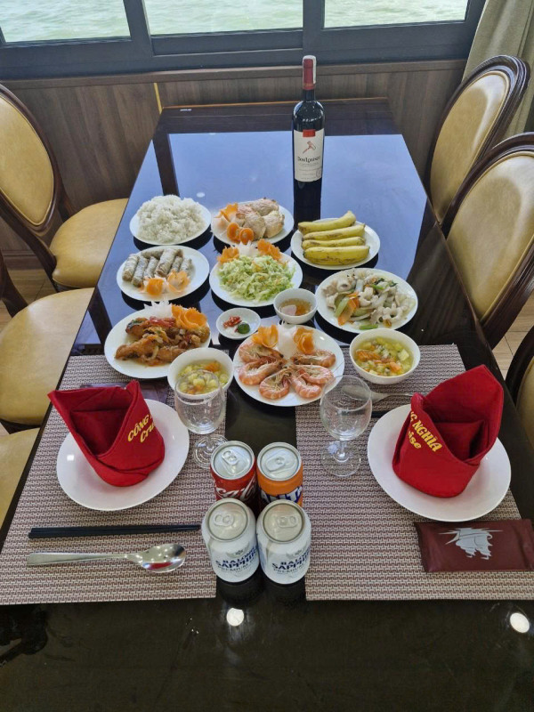 の画像 参加者数No.1の人気ツアー！世界遺産ハロン湾日帰りクルーズ　日本人のみの専用船利用！鍾乳洞ライトアップ見学あり　＜日本語ガイド／昼食／夕食／トレインストリートお送り可＞ #7