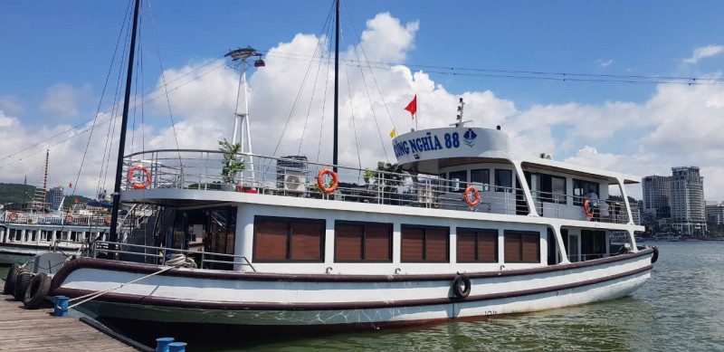 の画像 参加者数No.1の人気ツアー！世界遺産ハロン湾日帰りクルーズ　日本人のみの専用船利用！鍾乳洞ライトアップ見学あり　＜日本語ガイド／昼食／夕食／トレインストリートお送り可＞ #1