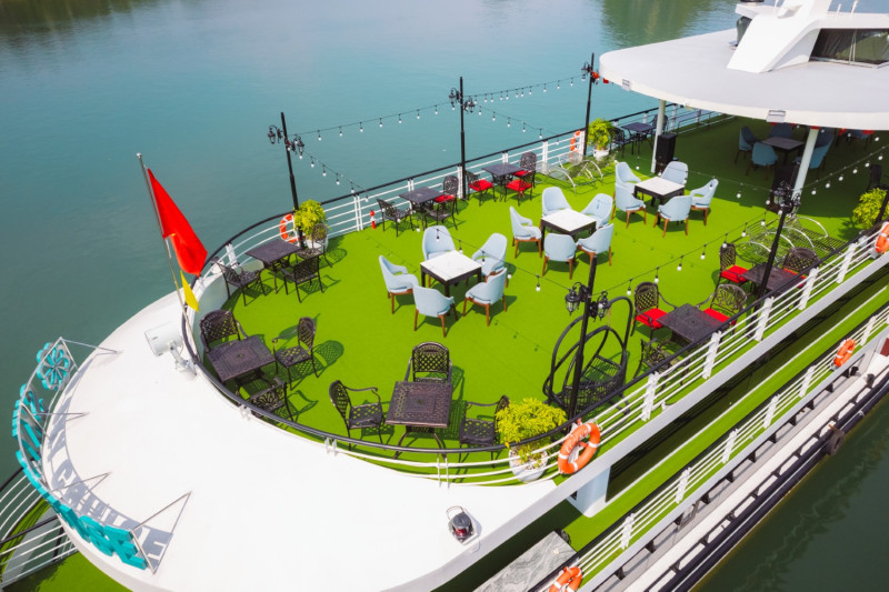 の画像 一番人気！一日：SKY CRUISE号 /世界遺産 ハロン湾日帰りツアー 6時間クルーズ＋日本語ガイド＋手漕ぎ舟またはカヤック体験付き