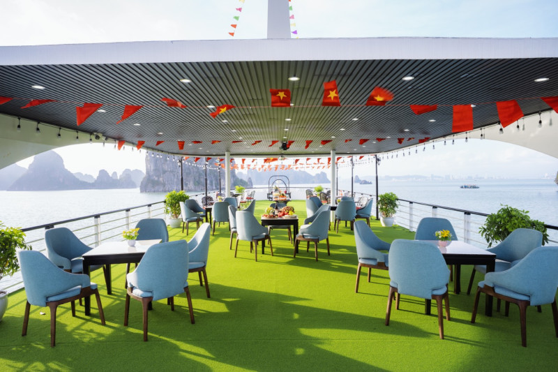 の画像 一番人気!一日:SKY CRUISE号 /世界遺産 ハロン湾日帰りツアー 6時間クルーズ+日本語ガイド+手漕ぎ舟またはカヤック体験付き #12