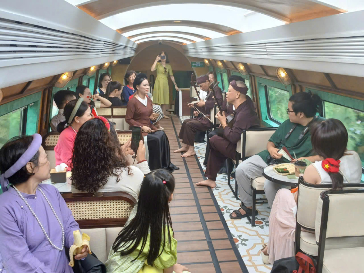 2階建て観光列車「ザ・ハノイトレイン」で楽しむハノイ市内観光