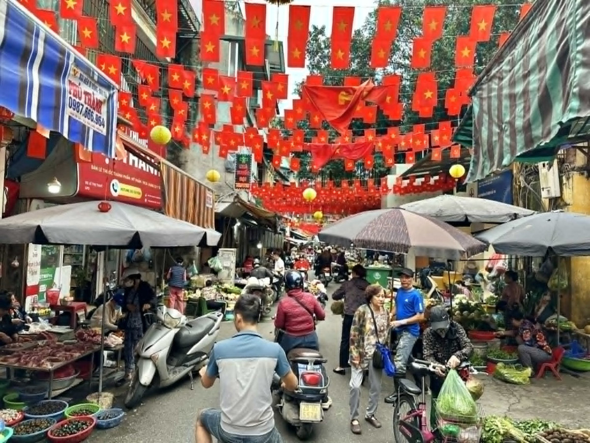 YouTuberベトナムひろみさん紹介！ディープなハノイ半日観光ツアー　 ロンビエン橋＆市場巡り＆シクロ乗車＆ビアホイでの夕食付＜午後／日本語ガイド／ビール付＞