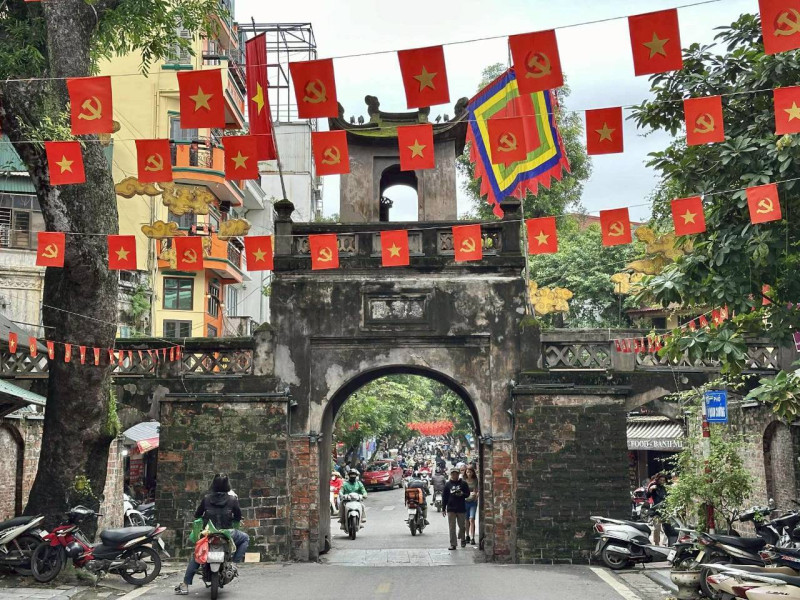 の画像 YouTuberベトナムひろみさん紹介！ディープなハノイ半日観光ツアー　 ロンビエン橋＆市場巡り＆シクロ乗車＆ビアホイでの夕食付＜午後／日本語ガイド／ビール付＞