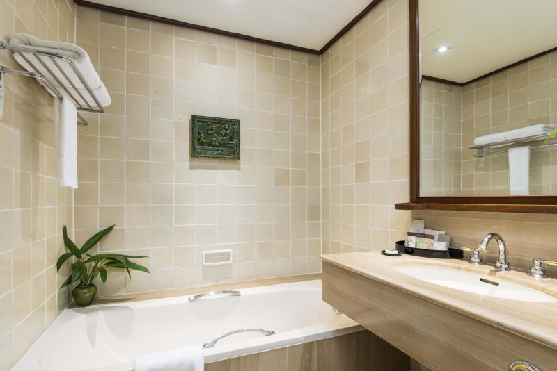 の画像 黄金に輝くシュエダゴン・パゴダビュー確約！５つ星「チャトリウム ホテル・ロイヤル・レイク・ヤンゴン」宿泊！〈日本語ガイド/往復空港送迎付き/朝食付/２泊プラン〉 #3