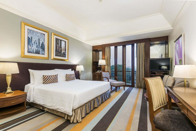 の画像 黄金に輝くシュエダゴン・パゴダビュー確約！５つ星「チャトリウム ホテル・ロイヤル・レイク・ヤンゴン」宿泊！〈日本語ガイド/往復空港送迎付き/朝食付/２泊プラン〉 #1