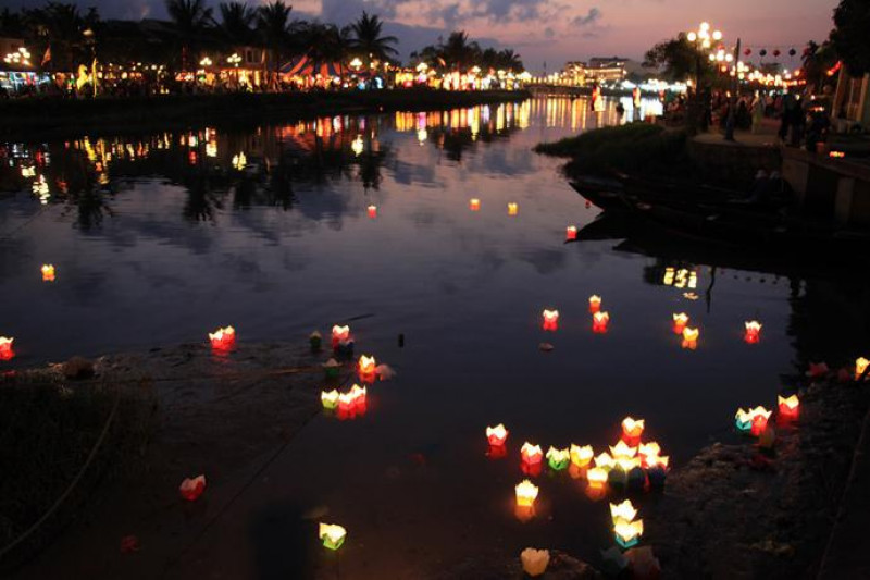 の画像 ランタンの灯りが幻想的!16:30発:世界遺産ホイアン夜の観光+灯篭流し(ホイアン3大名物の夕食付) #1