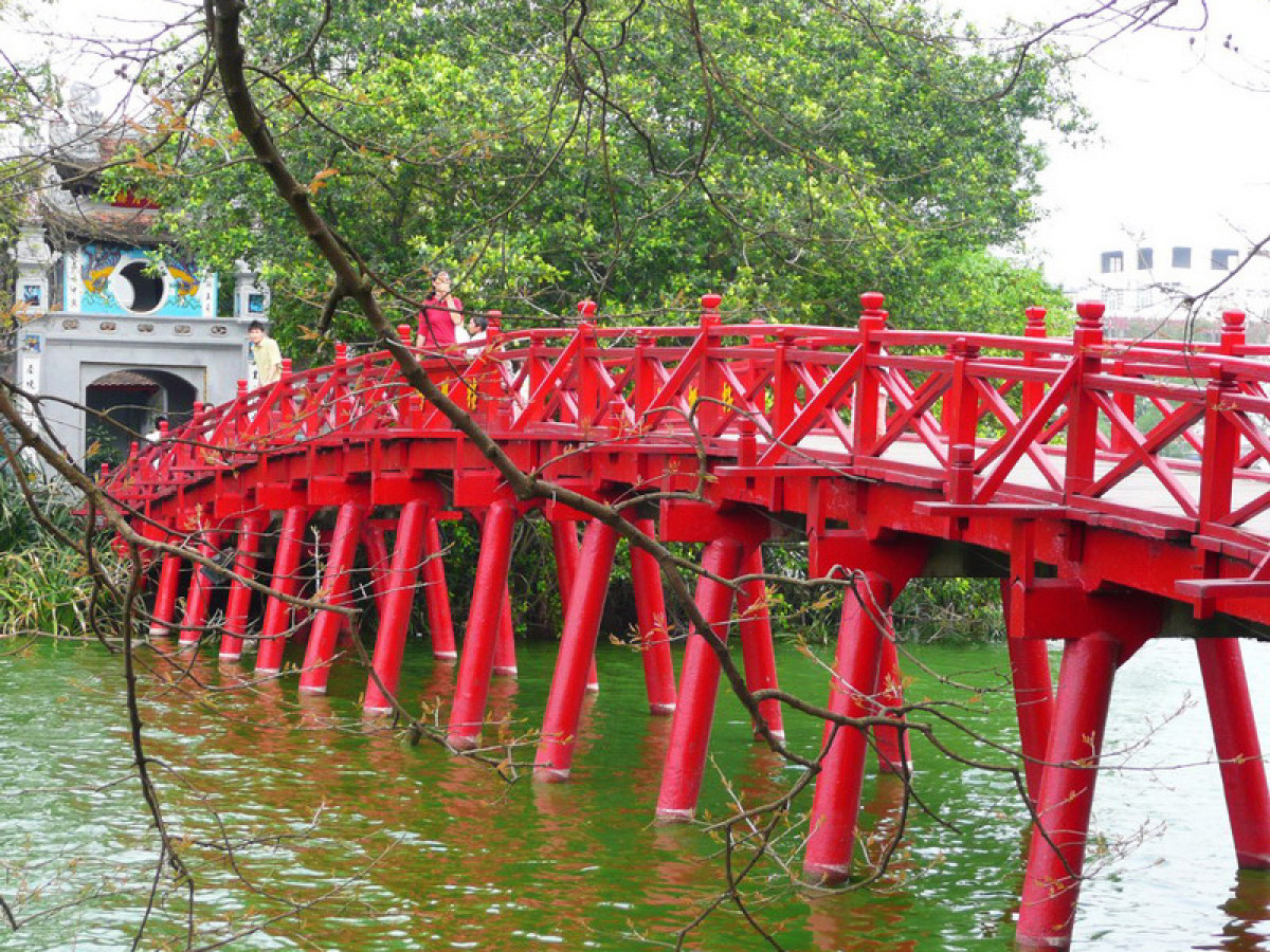 半日：ハノイ市内観光（ホーチミン廟、一柱寺、タンロン遺跡、文廟、旧市街、ホアンキエム湖）