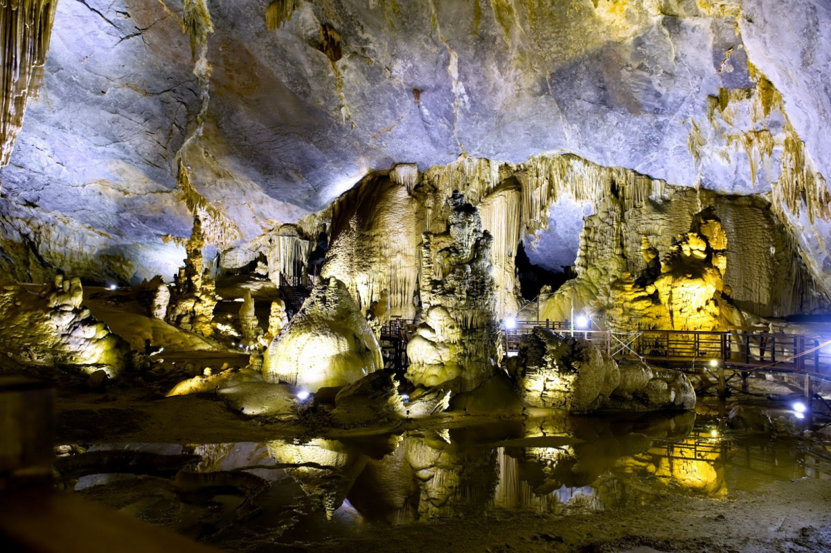 世界でも最も美しい洞窟探検！一日：世界遺産天国の洞窟観光（昼食付）