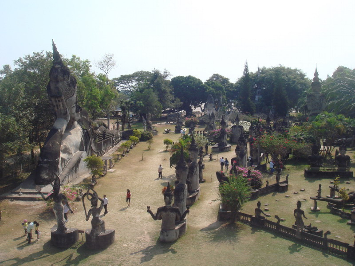 半日：ビエンチャン市内観光（ワットシーサケット・ワットホープラケオ・ワット・シームアン・タートルアン・パトゥーサイ・タラートサオ）昼食 #6 