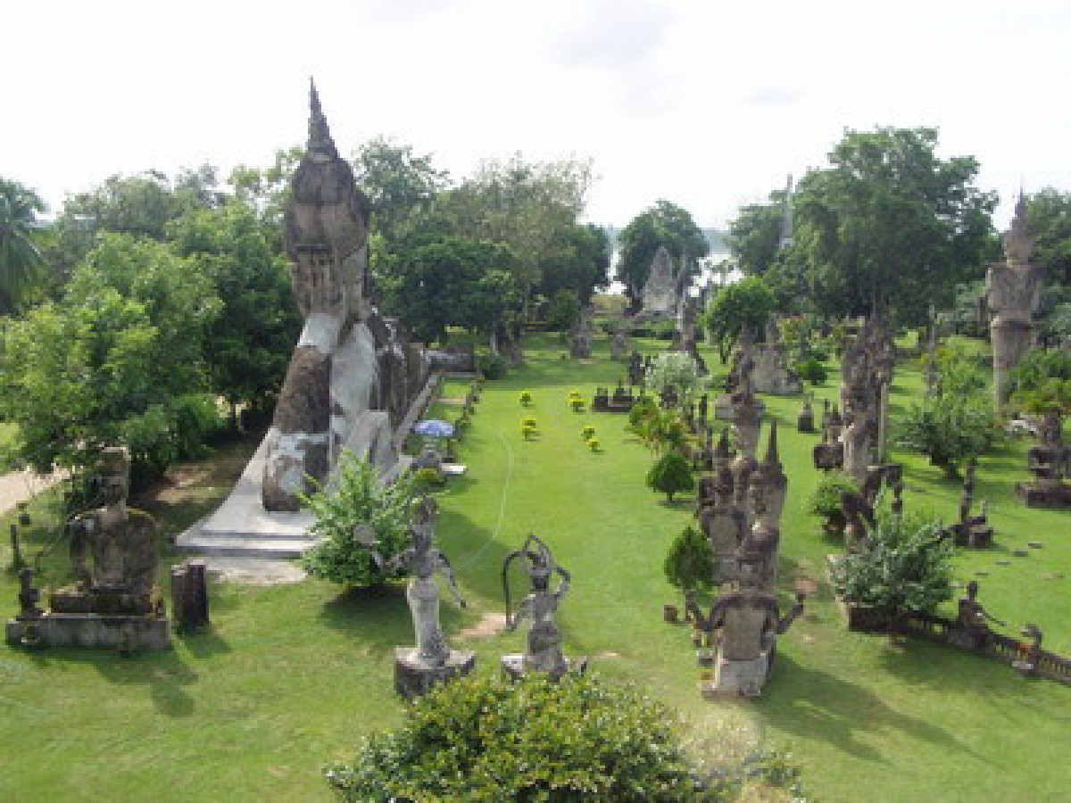 半日：ビエンチャン市内観光（ワットシーサケット・ワットホープラケオ・ワット・シームアン・タートルアン・パトゥーサイ・タラートサオ）昼食 #9 