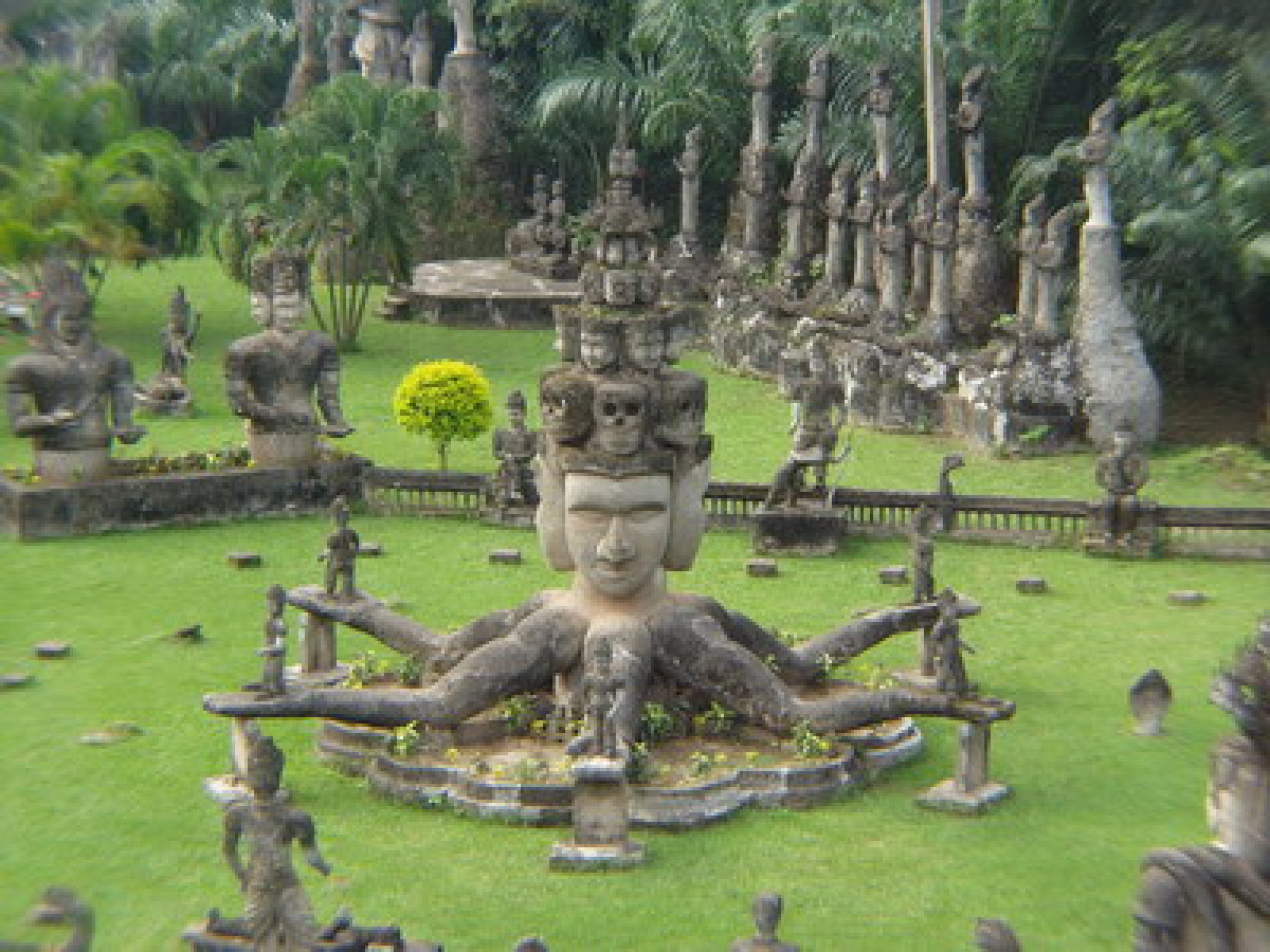 半日：ビエンチャン市内観光（ワットシーサケット・ワットホープラケオ・ワット・シームアン・タートルアン・パトゥーサイ・タラートサオ）昼食 #10 